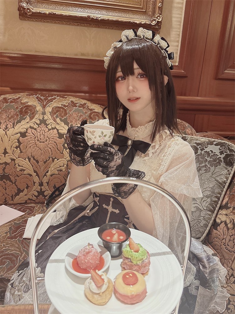 クラシカルなカフェで、ティーセットとともに座るぷらる