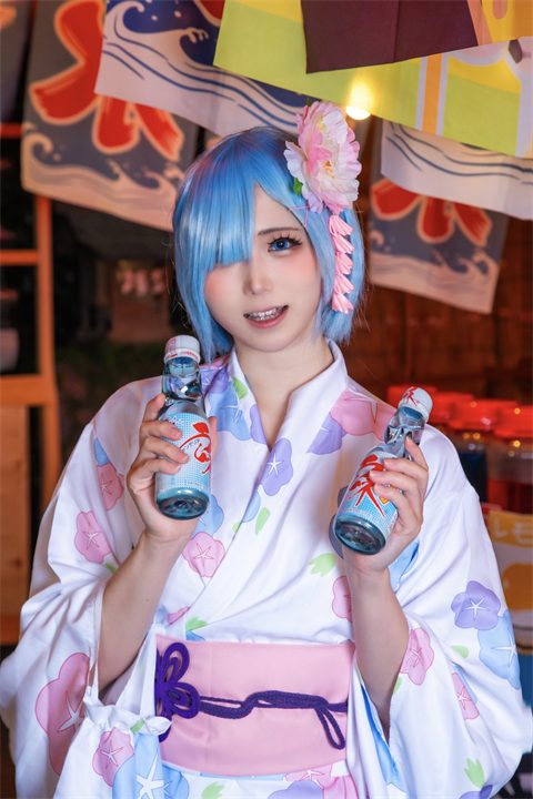 青い髪と花飾りで、和装姿のぷらる