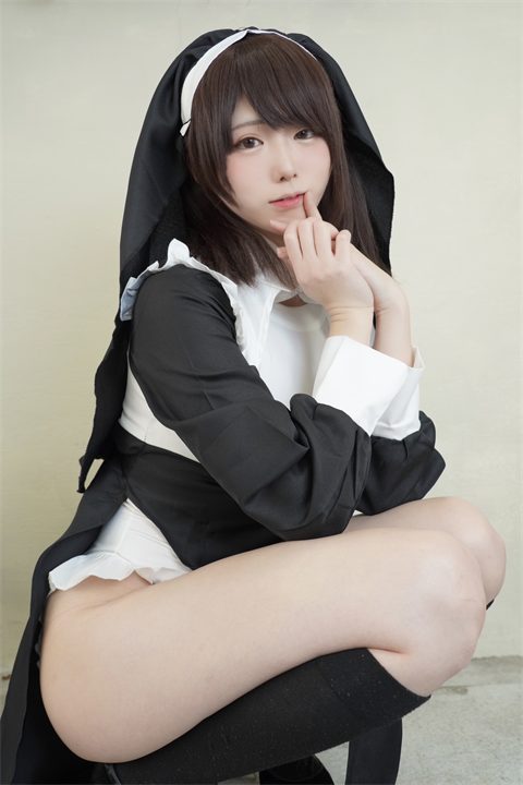 黒と白のシスター風衣装でカメラを見つめるぷらる