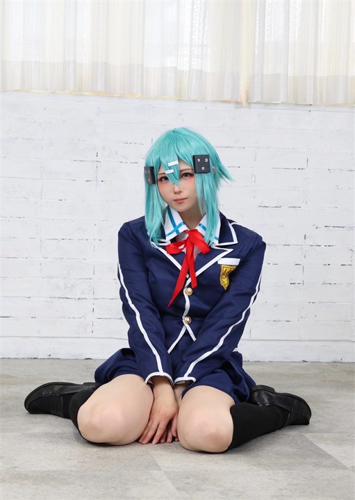 青緑の髪と紺色の制服で、床に座るぷらる