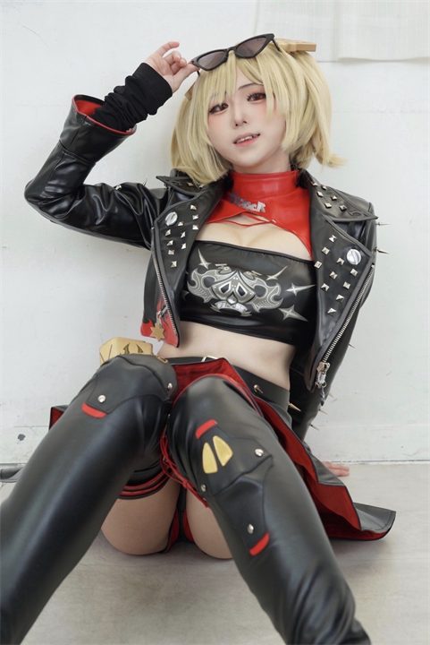 金色の髪と黒いジャケットの衣装でポーズをとるぷらる