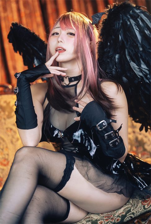 黒い翼と黒い衣装で、ソファに座るぷらる