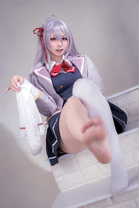 銀色の髪と赤いリボンの制服で、白い椅子に座るぷらる
