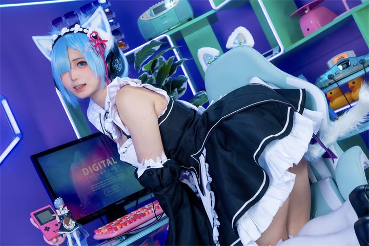 ネオンのスタジオで、青い髪と黒白の衣装のぷらる